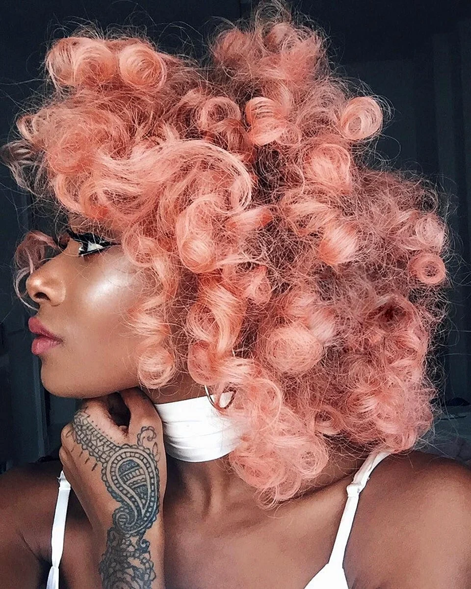 Розовые кудрявые волосы