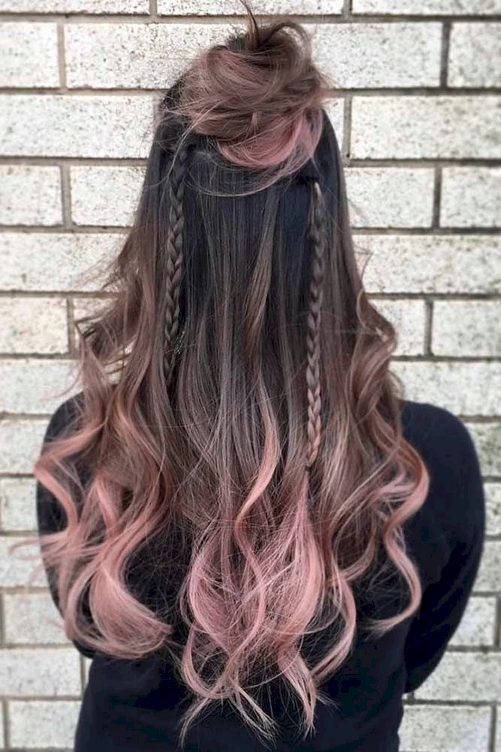 Розовые пряди на каштановых волосах