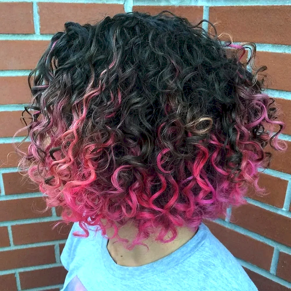 Розовые пряди на кудрявые волосы