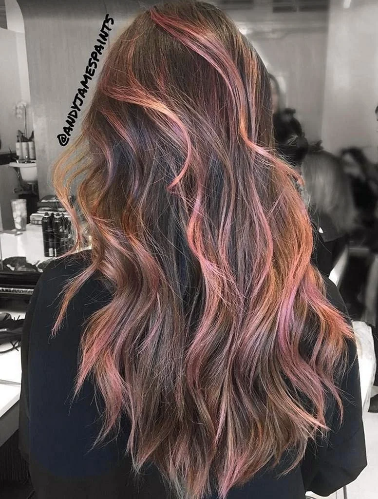 Розовые пряди на русых волосах