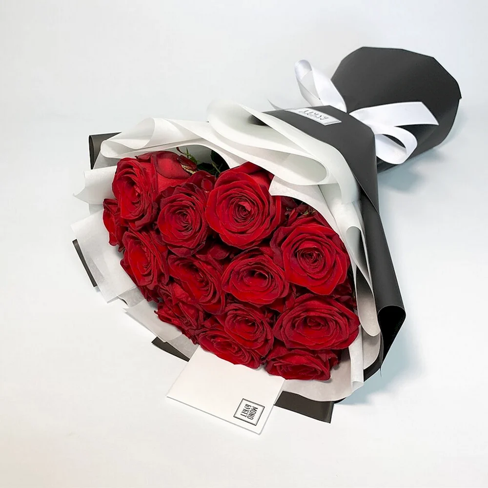 Розы в черной упаковке