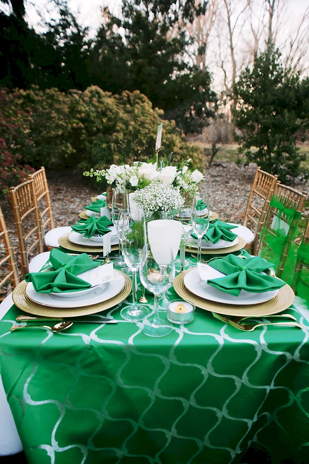 Сервировка стола в зеленом цвете