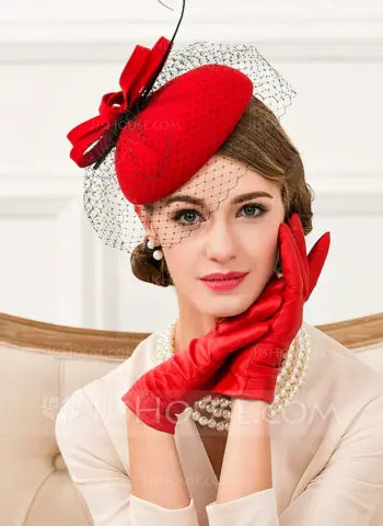 Шляпка аристократическая женская