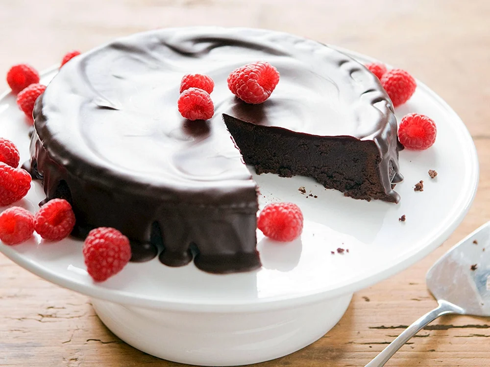 Шоколадный торт на тарелке