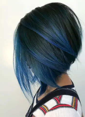 Синие пряди на темных волосах