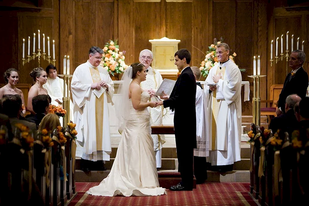 Свадебная церемония у католического собора