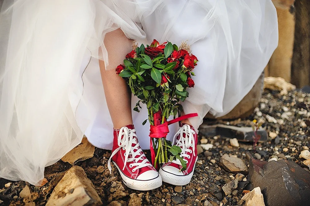 Свадебное платье и кроссовки