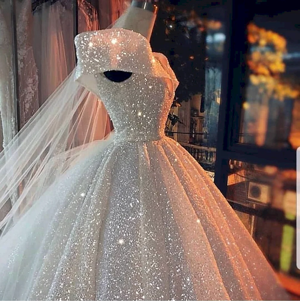 Свадебное платье пышное блестящее