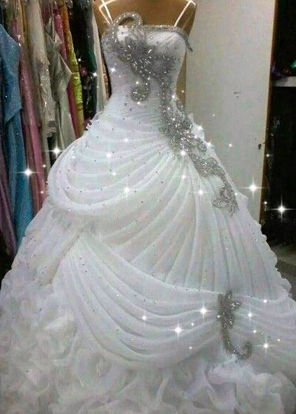 Свадебные шикарные платья на манекенах