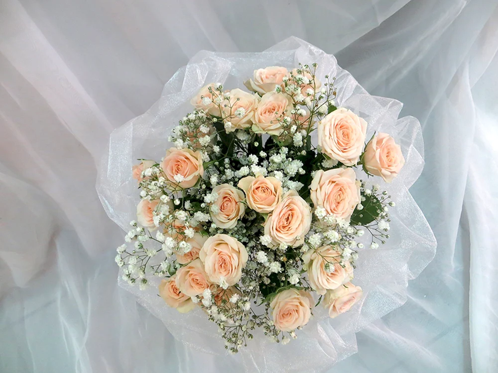 Свадебный букет из белых кустовых роз