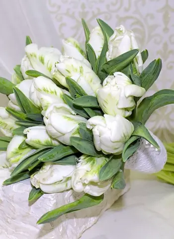 Свадебный букет из белых пионовидных тюльпанов