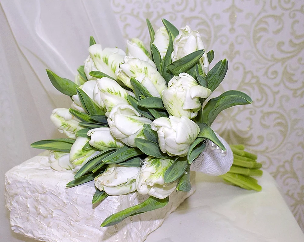 Свадебный букет из белых пионовидных тюльпанов