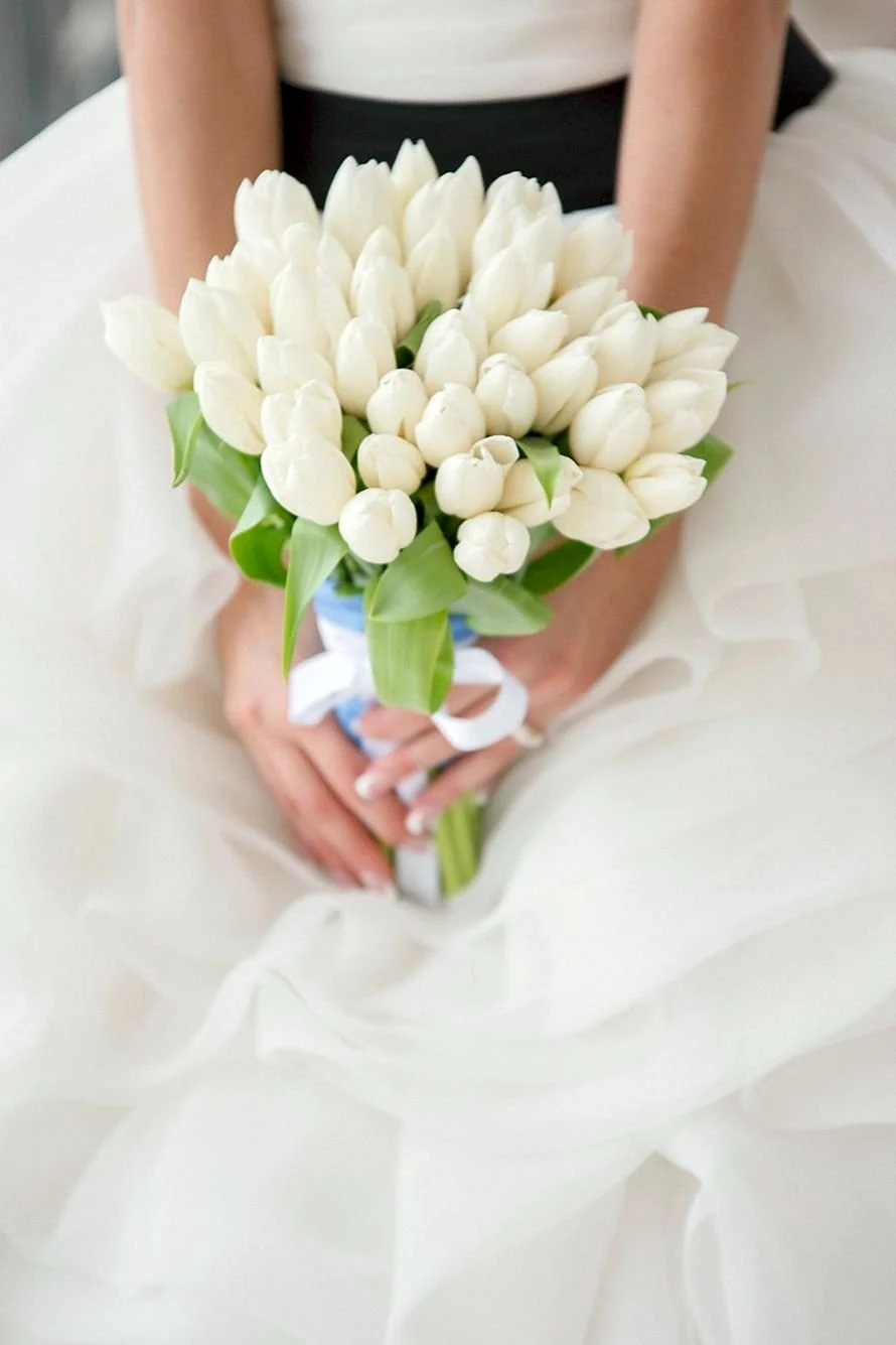 Свадебный букет невесты из тюльпанов