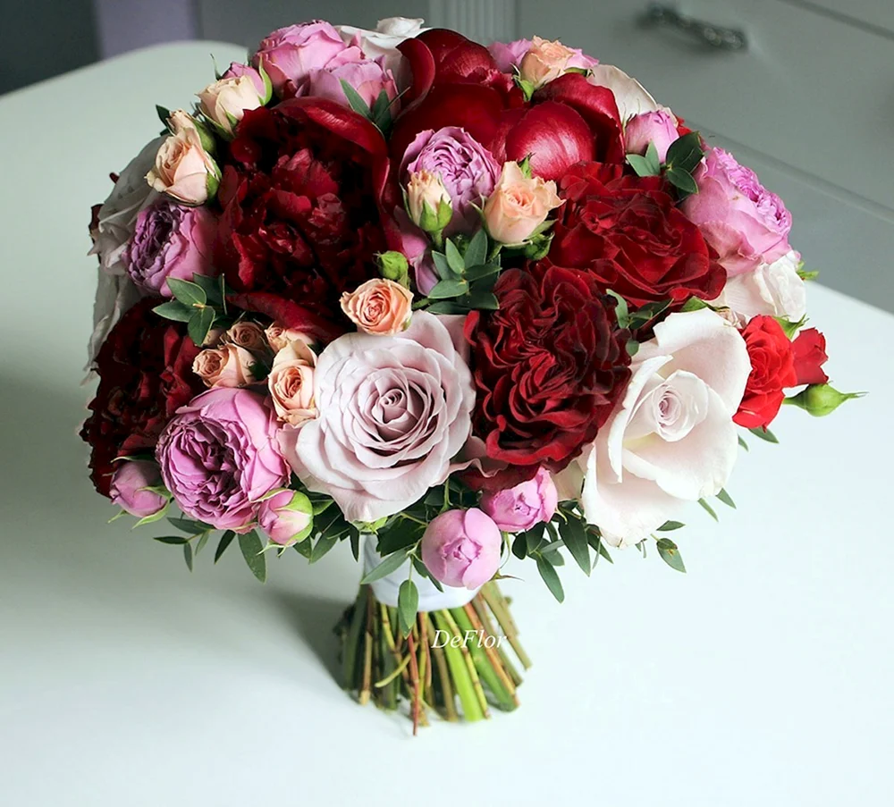 Свадебный букет пионовидных роз