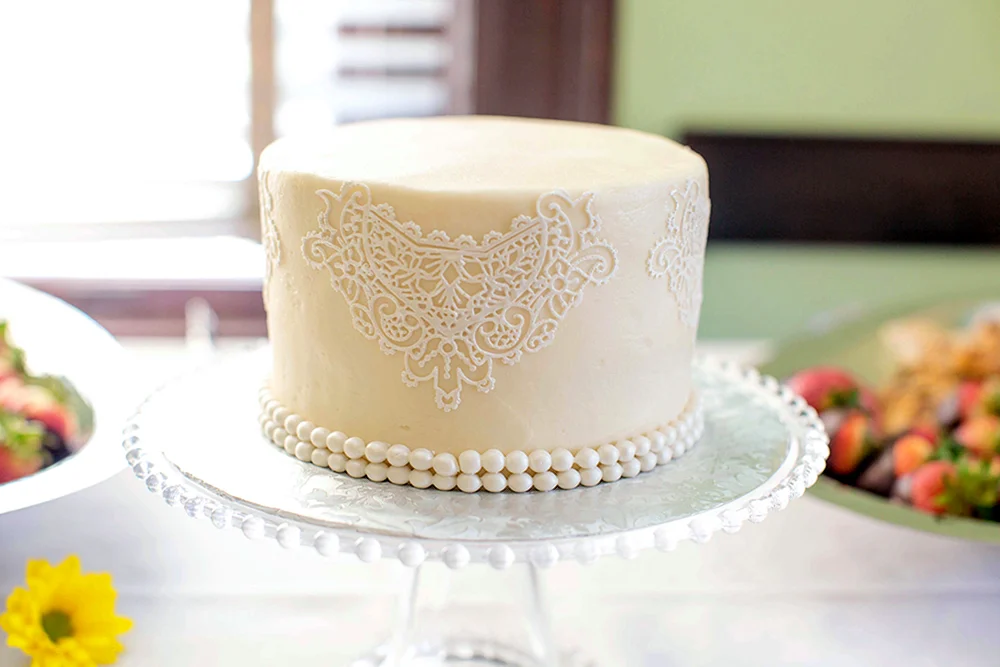 Свадебный торт с кружевом