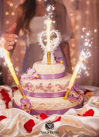 Свадебный торт со свечами фонтанами