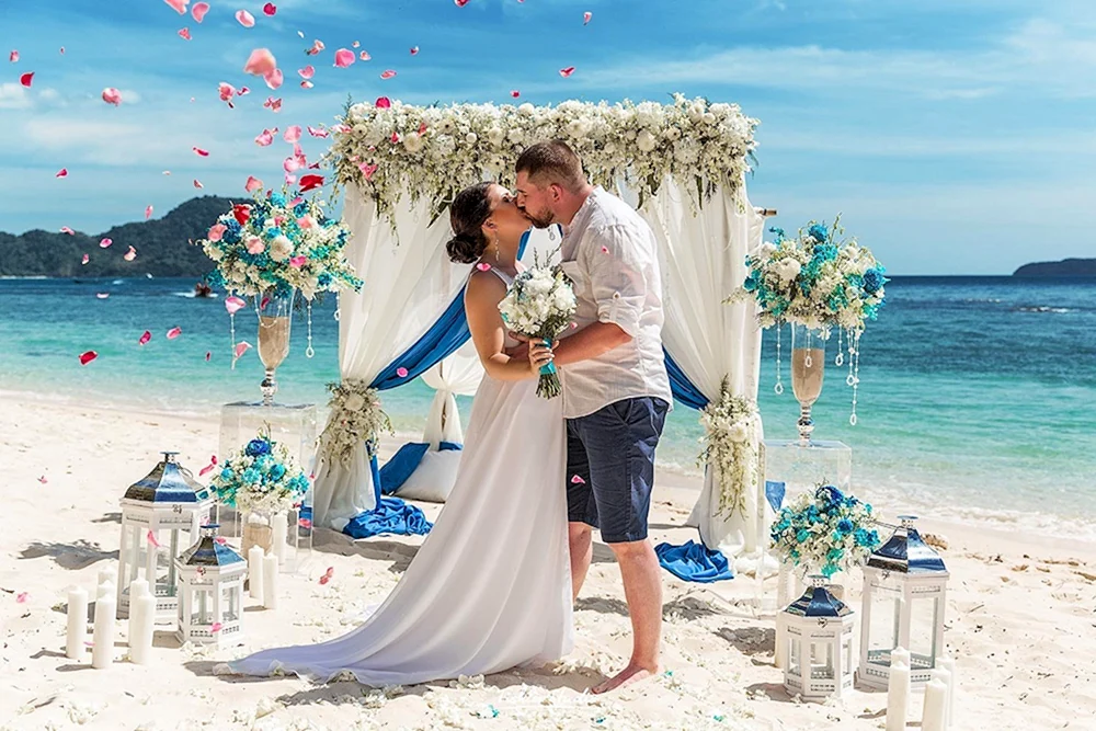 Церемония бракосочетания на берегу моря