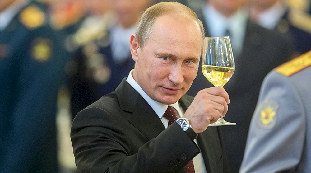 Владимир Путин с бокалом