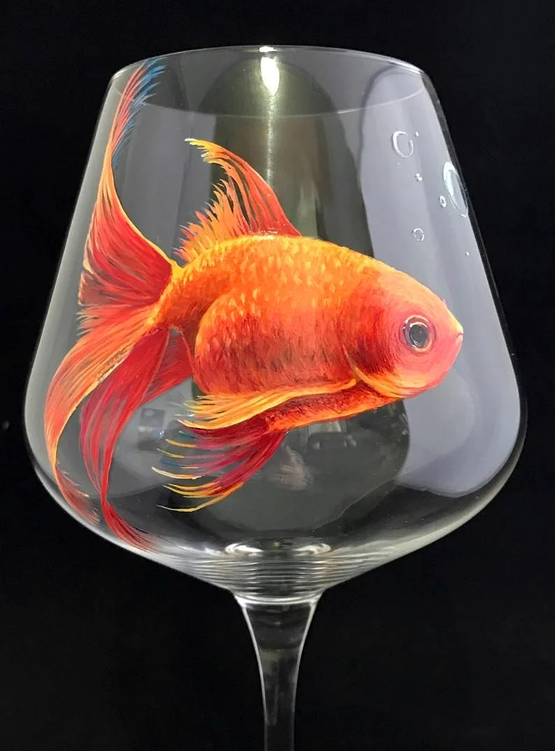 Золотая рыбка в бокале